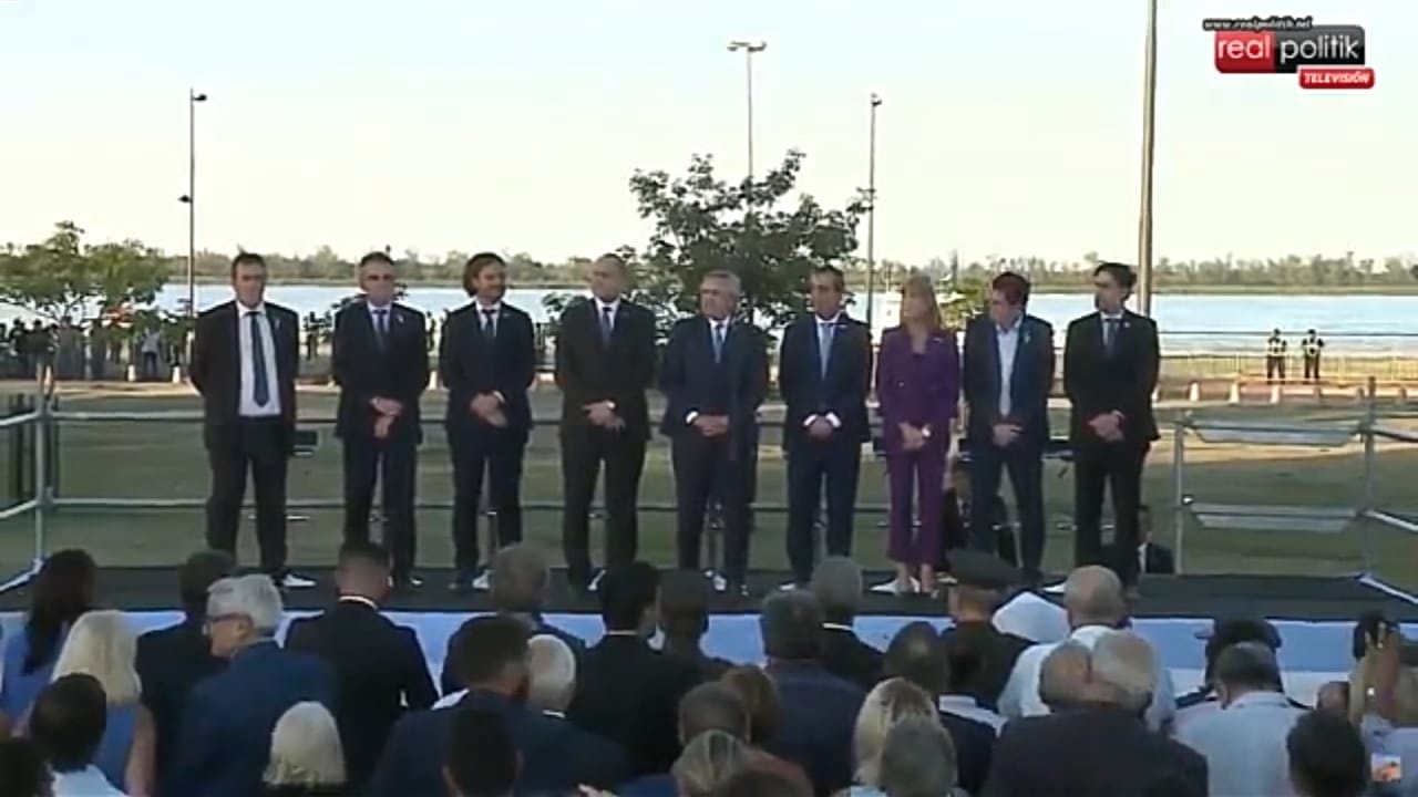Alberto Fernández encabeza el aniversario del izamiento de la bandera nacional en Rosario