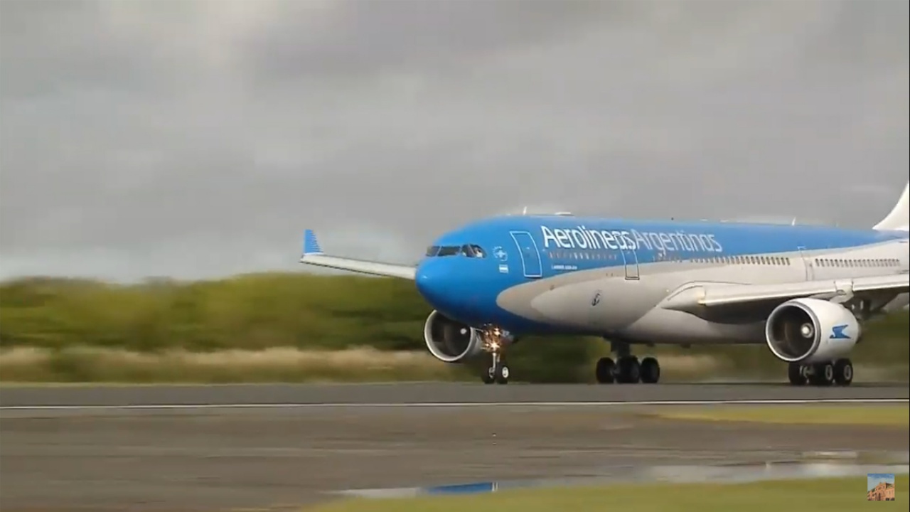 Despegue del primer vuelo de Aerolíneas Argentinas a zonas de riesgo