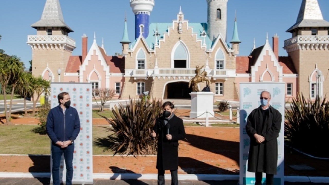 Axel Kicillof recorre el centro de aislamiento de la República de los Niños