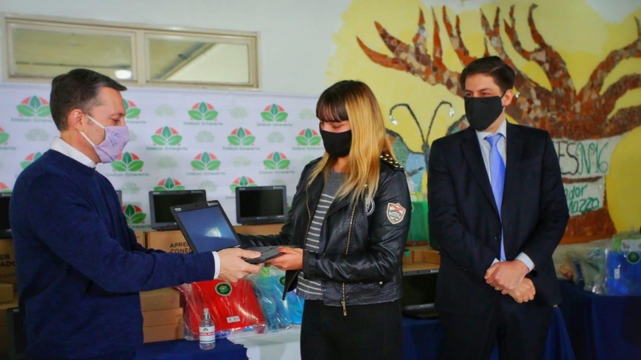 Esteban Echeverría: El intendente Fernando Gray entrega netbooks en la Secundaria N°7