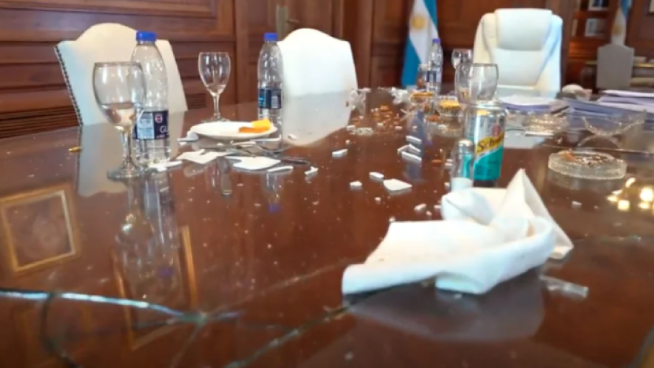 CFK mostró el ataque que sufrió en su despacho con fuertes críticas al FMI