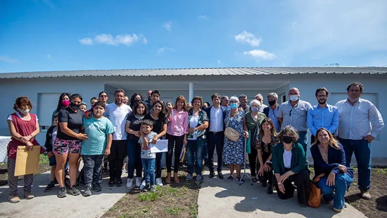 Kicillof encabezó el acto de entrega de viviendas en Coronel Pringles